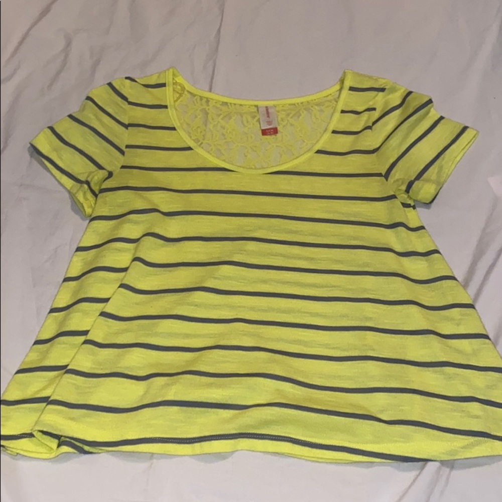 Yellow/gray striped top 💛💛💛